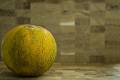 Melon frais et entier sur un fond en bois L'espace libre pour le texte Vue de c?t? photographie stock Melon frais et entier sur un fond en bois L'espace libre pour le texte Vue de c?t? photographie stock
