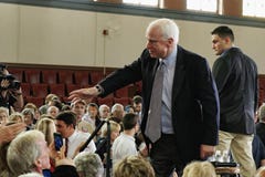 Χέρια τινάγματος γερουσιαστή John McCain Στοκ φωτογραφία με δικαίωμα ελεύθερης χρήσης Χέρια τινάγματος γερουσιαστή John McCain Στοκ φωτογραφία με δικαίωμα ελεύθερης χρήσης
