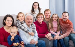 Membri della famiglia che fanno la foto di famiglia immagini stock Membri della famiglia che fanno la foto di famiglia immagini stock