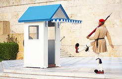Membro della guardia vicino al Parlamento, Atene, Grecia fotografia stock libera da diritti Membro della guardia vicino al Parlamento, Atene, Grecia fotografia stock libera da diritti