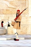 Membro della guardia vicino al Parlamento a Atene, Grecia fotografia stock libera da diritti Membro della guardia vicino al Parlamento a Atene, Grecia fotografia stock libera da diritti