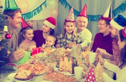 Membros da família que têm a celebração do aniversário imagem de stock Membros da família que têm a celebração do aniversário imagem de stock