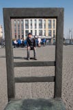Memoriale di commemorazione agli ebrei deportati: ation del installthe di arte delle sedie vuote nel quadrato nel ghetto ebreo a fotografia stock Memoriale di commemorazione agli ebrei deportati: ation del installthe di arte delle sedie vuote nel quadrato nel ghetto ebreo a fotografia stock