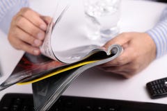 Men reading Magazine Royalty Free Stock Images Men reading Magazine Royalty Free Stock Images