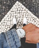 Men& x27; reloj de moda de s con demin foto de archivo libre de regalías Men& x27; reloj de moda de s con demin foto de archivo libre de regalías