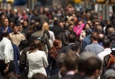 Menge von den Leuten, die auf Straßenbürgersteig gehen lizenzfreies stockfoto Menge von den Leuten, die auf Straßenbürgersteig gehen lizenzfreies stockfoto