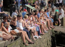 Menge, welche die Sonne abfängt lizenzfreie stockfotos Menge, welche die Sonne abfängt lizenzfreie stockfotos