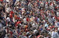 Menigte van toeschouwers in de tribunes van het voetbalgebied Menigte van toeschouwers in de tribunes van het voetbalgebied