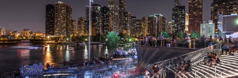 Menigten bij de marinepijler van Chicago ` s