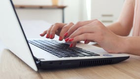 Menina adolescente com o portátil portátil para uma comunicação em linha Menina adolescente com o portátil portátil para uma comunicação em linha