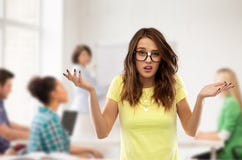 Menina adolescente confusa do estudante nos vidros na escola foto de stock Menina adolescente confusa do estudante nos vidros na escola foto de stock