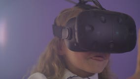 Menina adolescente em vidros virtuais em um fundo do fundo roxo video estoque Menina adolescente em vidros virtuais em um fundo do fundo roxo video estoque