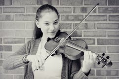 Menina adolescente que joga o violino imagens de stock Menina adolescente que joga o violino imagens de stock