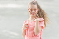 Menina adorável dos Valentim Criança bonito que guarda suportes extravagantes do partido do dia de Valentim na vara Pouco criança foto de stock Menina adorável dos Valentim Criança bonito que guarda suportes extravagantes do partido do dia de Valentim na vara Pouco criança foto de stock