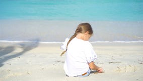 Menina adorável na praia branca durante férias de verão filme Menina adorável na praia branca durante férias de verão filme