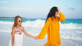 Menina adorável pequena e mãe nova na praia tropical video estoque Menina adorável pequena e mãe nova na praia tropical video estoque