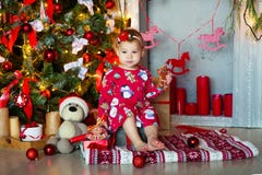 Menina adorável que come o bolo do pão-de-espécie na casa durante a época natalícia do Natal fotos de stock royalty free Menina adorável que come o bolo do pão-de-espécie na casa durante a época natalícia do Natal fotos de stock royalty free