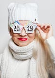Menina alegre em um chapéu branco e em vidros com a inscrição ‘2019 imagem de stock royalty free Menina alegre em um chapéu branco e em vidros com a inscrição ‘2019 imagem de stock royalty free