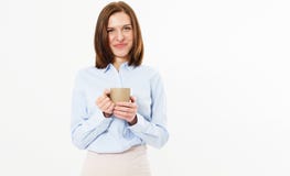 Menina amigável bonita nova que guarda uma caneca de chá ou de café quente e que levanta em um fundo branco imagem de stock Menina amigável bonita nova que guarda uma caneca de chá ou de café quente e que levanta em um fundo branco imagem de stock