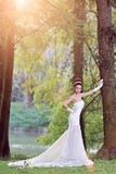 Menina asiática bonita em um vestido de casamento que mostra momentos felizes imagens de stock royalty free Menina asiática bonita em um vestido de casamento que mostra momentos felizes imagens de stock royalty free