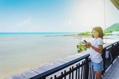 A menina asiática doce toma uma foto do barco imagem de stock A menina asiática doce toma uma foto do barco imagem de stock