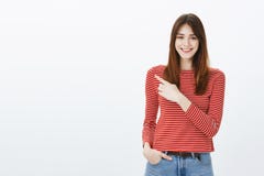 Menina atrativa agradável que mostra a maneira para fora Retrato da amiga europeia segura amigável com atitude positiva imagem de stock Menina atrativa agradável que mostra a maneira para fora Retrato da amiga europeia segura amigável com atitude positiva imagem de stock
