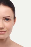 Menina atrativa nova em um fundo branco Mulher bonita Ele imagem de stock Menina atrativa nova em um fundo branco Mulher bonita Ele imagem de stock