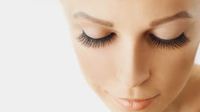 Menina bonita com as pestanas falsas longas e pele perfeita Extensões, cosmetologia, beleza e cuidados com a pele da pestana imagens de stock royalty free Menina bonita com as pestanas falsas longas e pele perfeita Extensões, cosmetologia, beleza e cuidados com a pele da pestana imagens de stock royalty free