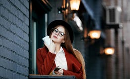 Menina bonita com chapéu e vidros com café à disposição imagem de stock Menina bonita com chapéu e vidros com café à disposição imagem de stock