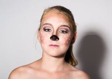 A menina bonita com composição engraçada, expressa emoções diferentes Imagem engraçada da menina bonita bonita foto de stock A menina bonita com composição engraçada, expressa emoções diferentes Imagem engraçada da menina bonita bonita foto de stock