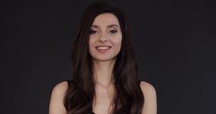 Menina bonita com o cabelo longo que estão reto e o sorriso vídeos de arquivo Menina bonita com o cabelo longo que estão reto e o sorriso vídeos de arquivo