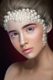 A menina bonita com surpresa compõe e pérolas e sombras cor-de-rosa imagens de stock royalty free A menina bonita com surpresa compõe e pérolas e sombras cor-de-rosa imagens de stock royalty free