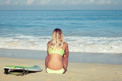 Menina bonita do surfista na praia foto de stock royalty free Menina bonita do surfista na praia foto de stock royalty free