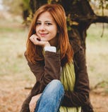 Menina bonita em ao ar livre no tempo do outono foto de stock royalty free Menina bonita em ao ar livre no tempo do outono foto de stock royalty free