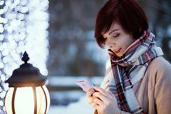 A menina bonita na cidade na perspectiva da noite ilumina a fala no telefone imagens de stock A menina bonita na cidade na perspectiva da noite ilumina a fala no telefone imagens de stock