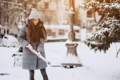 A menina bonita na forma do inverno veste-se com uma pá imagens de stock A menina bonita na forma do inverno veste-se com uma pá imagens de stock