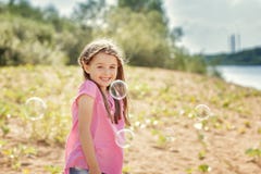 Menina bonita que tem o divertimento no parque imagem de stock Menina bonita que tem o divertimento no parque imagem de stock