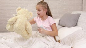 A menina bonito da crian?a pequena acorda do sono na cama vídeos de arquivo A menina bonito da crian?a pequena acorda do sono na cama vídeos de arquivo