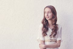 Menina bonito misteriosa que levanta a parte externa imagem de stock Menina bonito misteriosa que levanta a parte externa imagem de stock