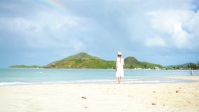 Menina bonito no chapéu na praia durante férias das caraíbas video estoque Menina bonito no chapéu na praia durante férias das caraíbas video estoque