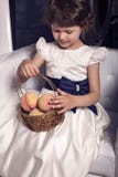 Menina bonito pequena bonita com fruto dos pêssegos fotografia de stock royalty free Menina bonito pequena bonita com fruto dos pêssegos fotografia de stock royalty free
