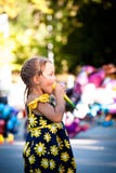 Menina bonito que come o gelado no dia de verão do parque foto de stock Menina bonito que come o gelado no dia de verão do parque foto de stock