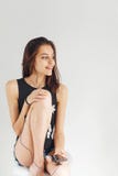 Menina bonito que senta-se e que escuta a música fotos de stock Menina bonito que senta-se e que escuta a música fotos de stock