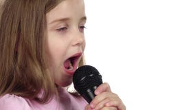 A menina canta a música no microfone Fundo branco Fim acima Movimento lento filme A menina canta a música no microfone Fundo branco Fim acima Movimento lento filme