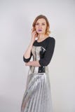 Menina caucasiano bonita que veste o espartilho futurista do pvc e a saia met?lica da manta com os t?nis de corrida espelhados no imagens de stock Menina caucasiano bonita que veste o espartilho futurista do pvc e a saia met?lica da manta com os t?nis de corrida espelhados no imagens de stock