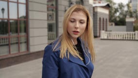 A menina com cabelo vermelho escuta a música na rua video estoque A menina com cabelo vermelho escuta a música na rua video estoque