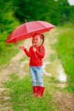 Menina com guarda-chuva vermelho Imagem de Stock Menina com guarda-chuva vermelho Imagem de Stock