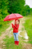 Menina com guarda-chuva vermelho Imagens de Stock Royalty Free Menina com guarda-chuva vermelho Imagens de Stock Royalty Free