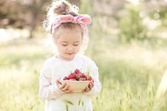 Menina com morango imagens de stock royalty free Menina com morango imagens de stock royalty free