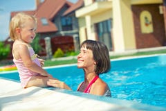 Menina com a mãe na associação imagem de stock Menina com a mãe na associação imagem de stock